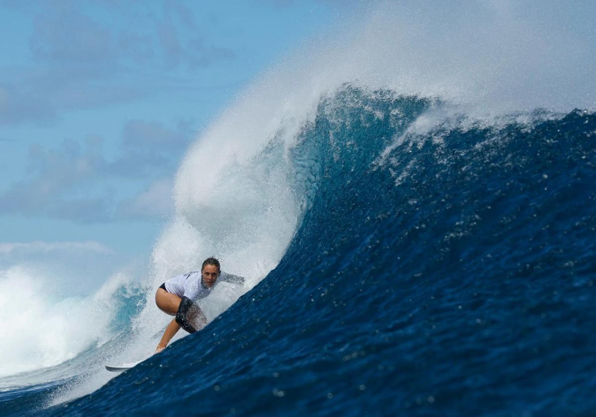 Nadia Erostarbe surfeando esta semana en Teahupoo