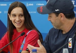 Natalia Muñoz y el seleccionador Alain Goikoetxea, en la rueda de prensa convocada previa a los Juegos Olímpicos de París 2024