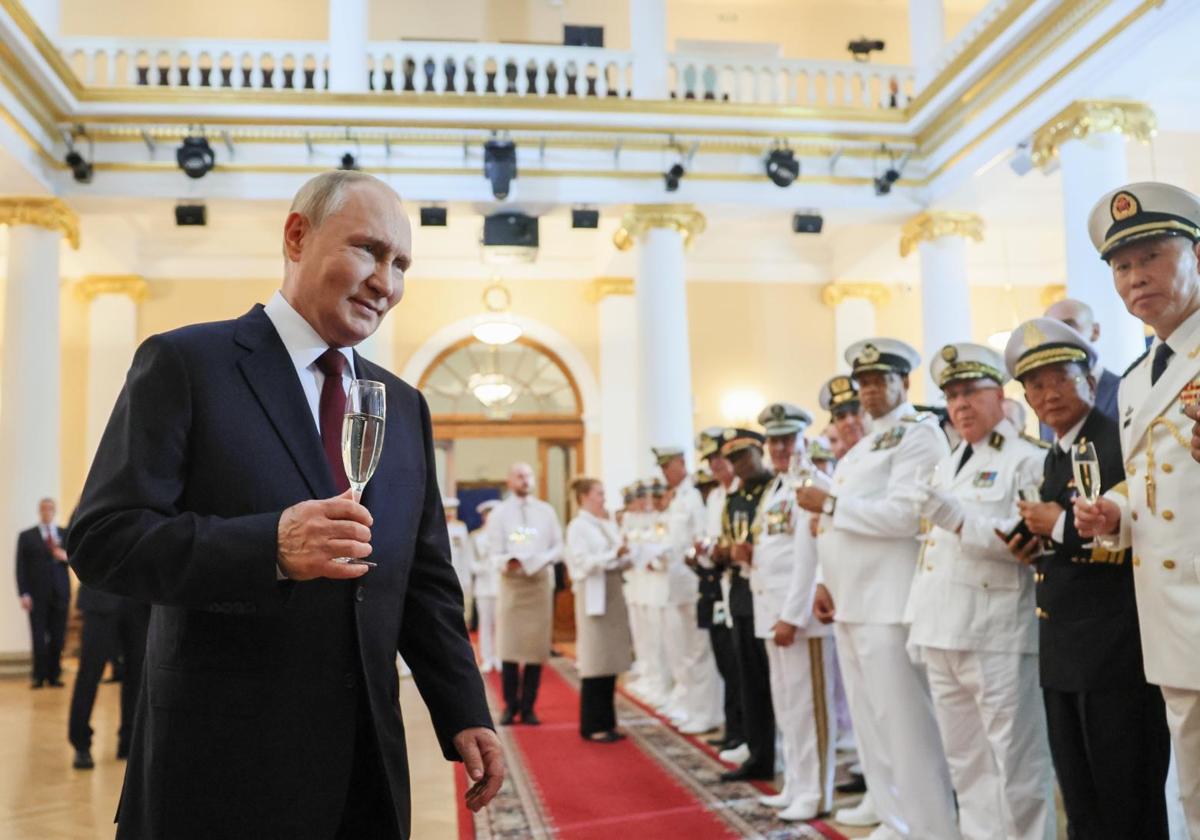 Vladímir Putin, durante la ceremonia de este domingo en San Petersburgo.