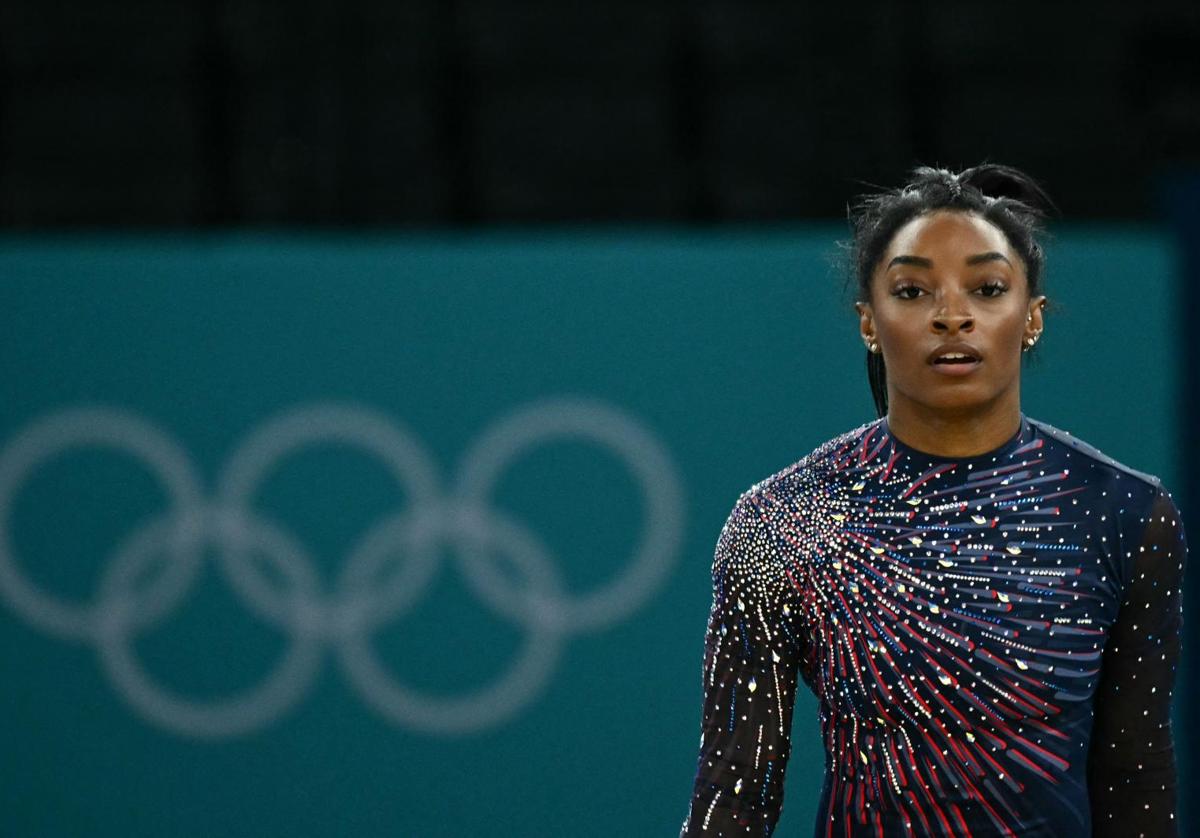 Simone Biles, entrenando en Bercy Arena en París
