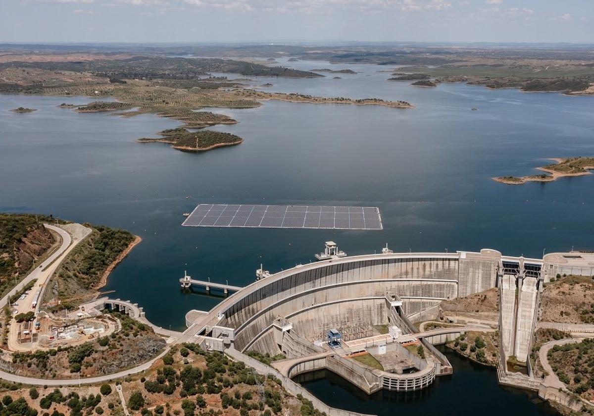 Instalación solar flotante en Alqueva, Portugal.