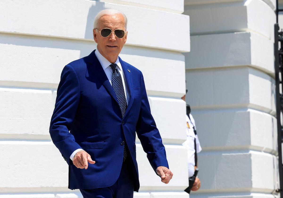 El presidente de Estados Unidos, Joe Biden, camina hacia el jardín de la Casa Blanca antes de partir hacia Texas.