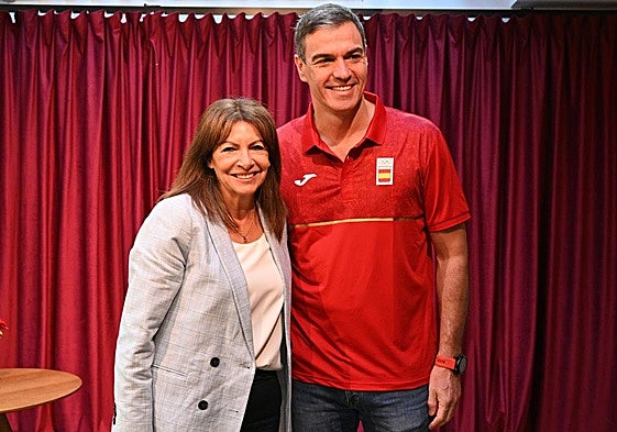 Pedro Sánchez se reúne este domingo con la alcaldesa de París, Anne Hidalgo.