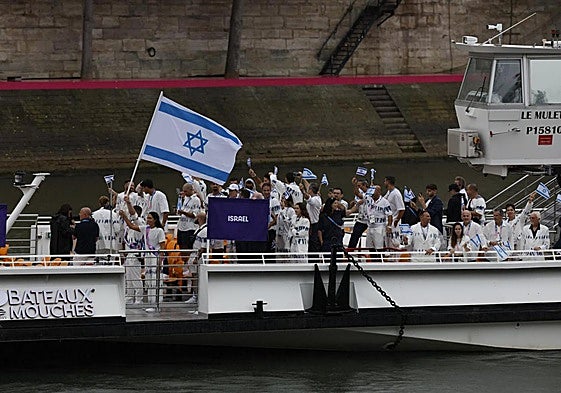 La delegación de Israel en la ceremonia de inaguración por el río Sena