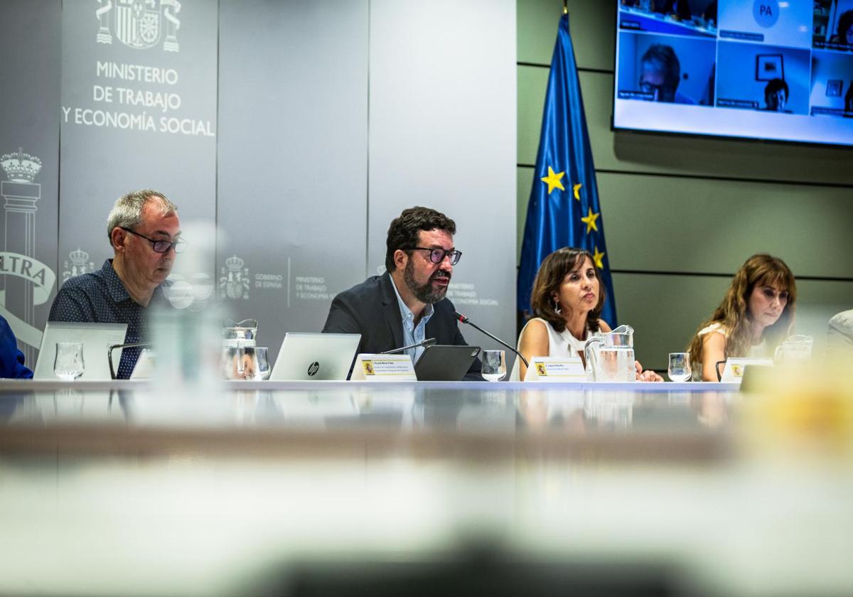 El secretario de Estado de Trabajo, Joaquín Pérez Rey (c), durante la mesa de diálogo social.