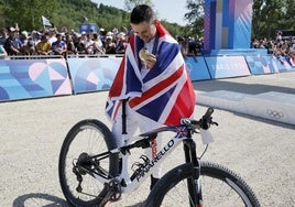 Thomas Pidcock, enfundado en la bandera británica y con la medalla de oro.