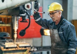 Un trabajador de la industria manufacturera acogido a la jubilación parcial.