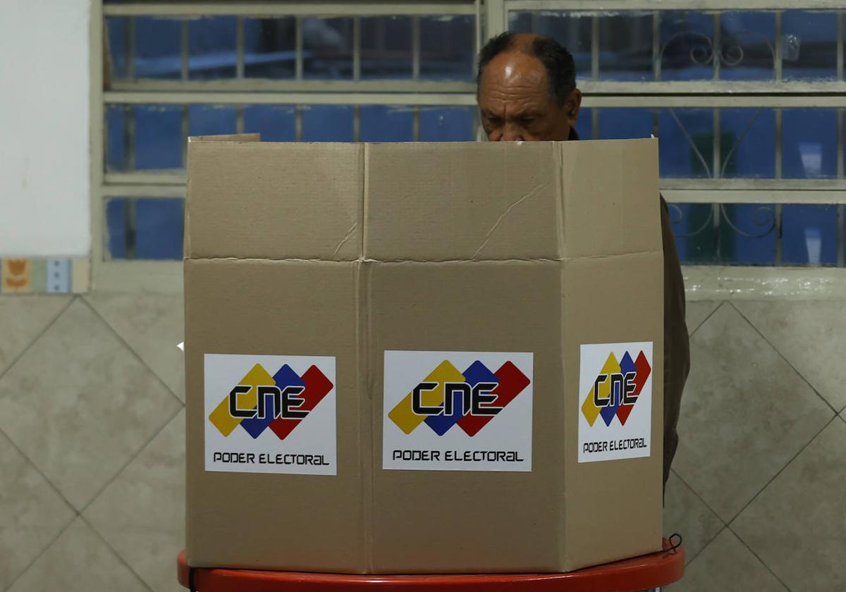 Un hombre elige su voto en un centro electoral de Venezuela.