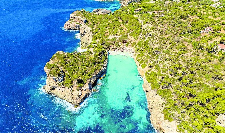 Vista aérea de la coqueta cala mallorquina.