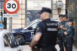 Agentes de la Policía y la Guardia Civil durante el despliegue de este martes.