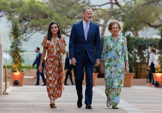 La reina Letizia, junto a Felipe VI y doña Sofía.