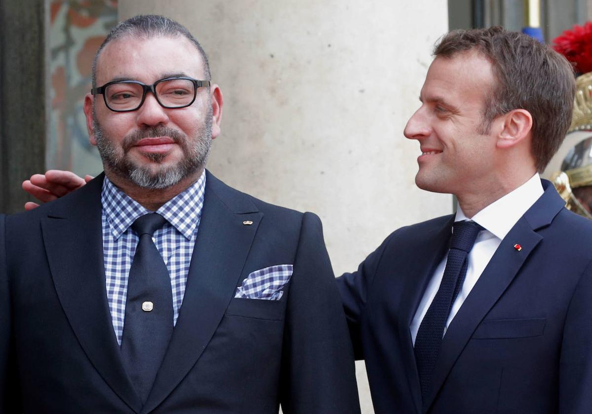 El rey de Marruecos, Mohamed VI, con el presidente francés, Emmanuel Macron, durante una visita a París en 2018.