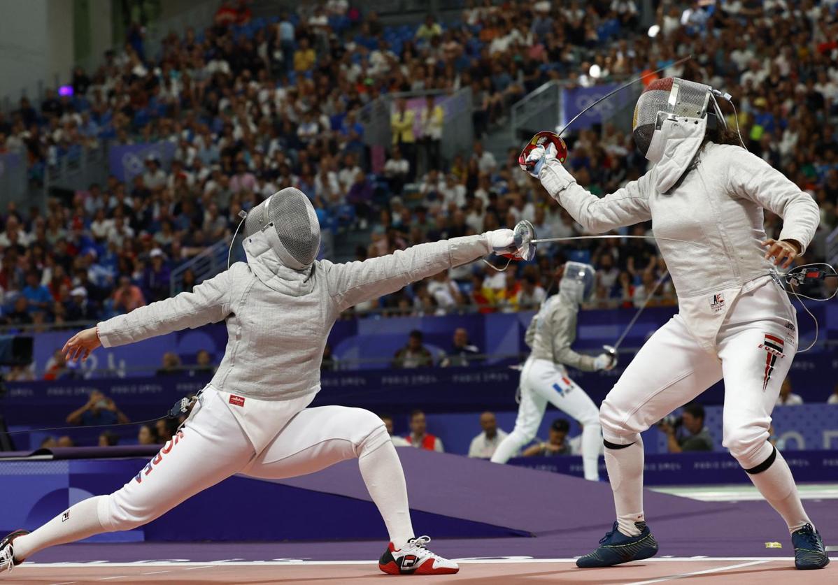 Nada Hafez, a la derecha de la imagen, durante su combate con la surcoreana Jeon Hayoung.