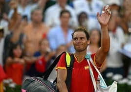 Rafa Nadal saluda tras su victoria en dobles con Carlos Alcaraz.