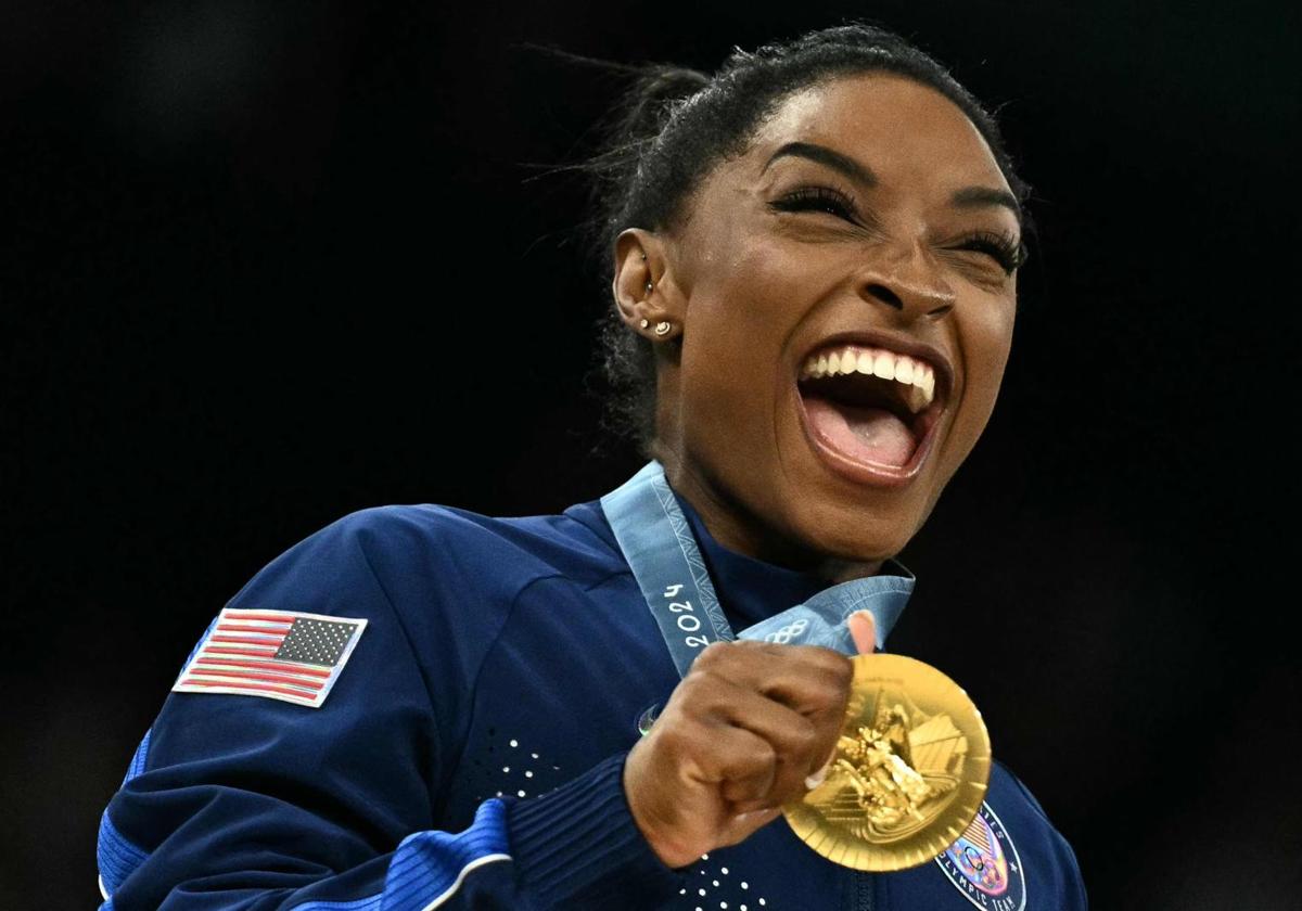 Simone Biles, exultante con la medalla de oro.