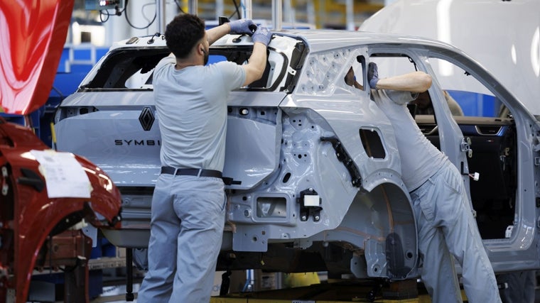 Una unidad del nuevo Symbioz, el modelo vallisoletano más nuevo de Renault, en el taller de Montaje