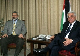 El presidente de la Autoridad Palestina, Mahmud Abbas, e Ismail haniyeh, en una imagen de archivo.