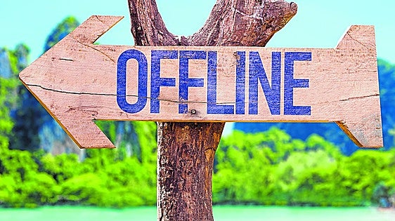 Cómo desconectar de verdad en vacaciones. ¿Debo irme de los grupos de WhatsApp?