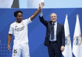 Endrick y Florentino Pérez, durante la prsentación del brasileño como futbolista del Real Madrid.