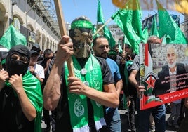 Miembros de las milicias de Hamás se manifestaron este miércoles por las calles de la ciudad cisjordana de Hebrón con imágenes de Haniyeh.