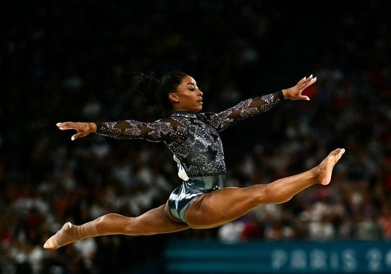 La gimnasta Simone Biles, luce el maillot de 3.000 cristales.