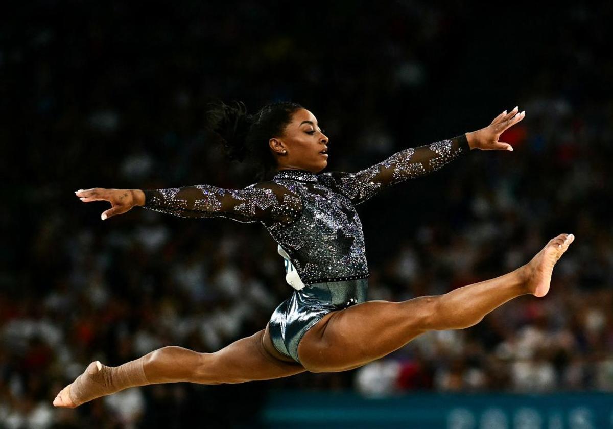 La gimnasta Simone Biles, luce el maillot de 3.000 cristales.