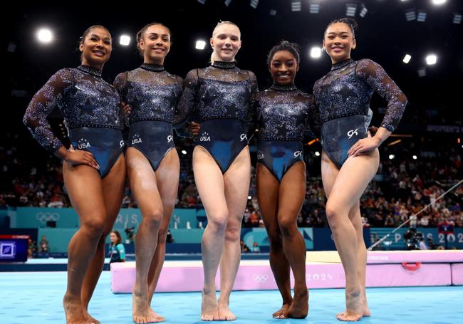 El equipo de gimnastas estadounidense cn el maillot.