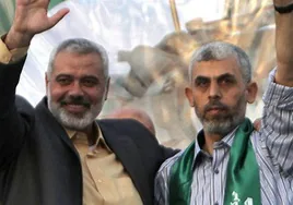 El fallecido Ismail Haniyeh junto a Yahya Sinwar, uno de los líderes de Hamás que continúa con vida, tras la liberación del segundo en 2011.