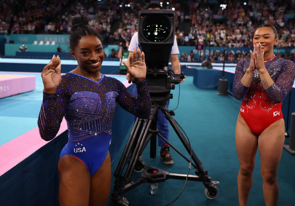 Simone Biles, tras ganar la medalla de oro en concurso completo.