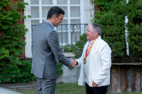 José Antonio Carrillo, con el presidente Sánchez el año pasado tras proclamarse Álvaro Martín campeón del mundo.