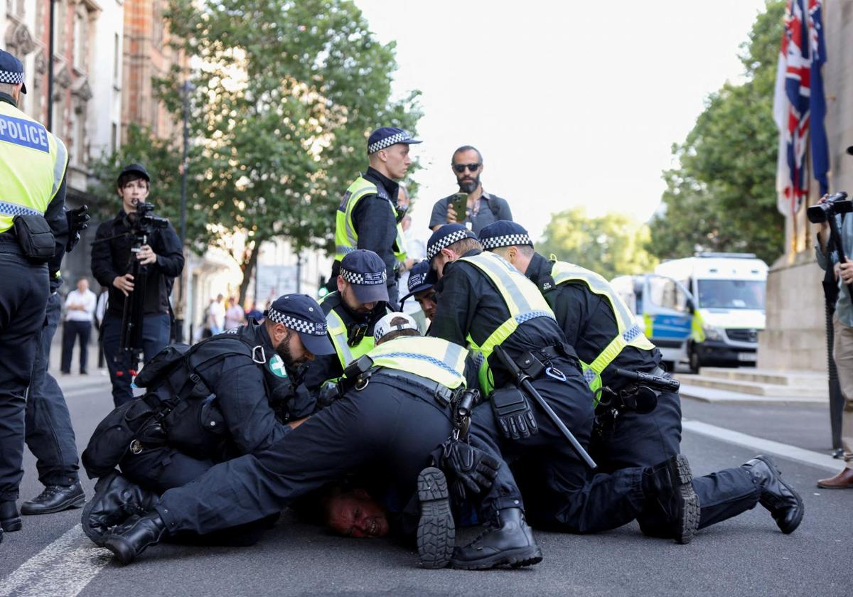 La Policía inmoviliza a un manifestante frente a Downing Street en Londres