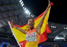 ana Peleteiro celebra su oro en el Europeo de atletismo.