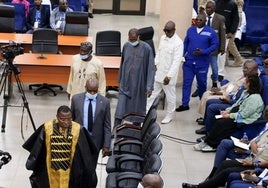 Dadis Camara y otros acusados entran en la sala del tribunal en Conakry a conocer el veredicto.