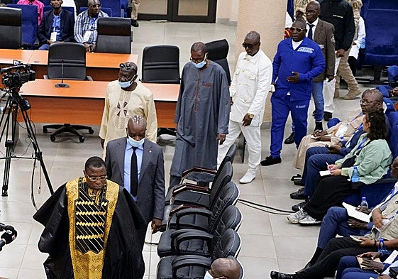 Dadis Camara y otros acusados entran en la sala del tribunal en Conakry a conocer el veredicto.