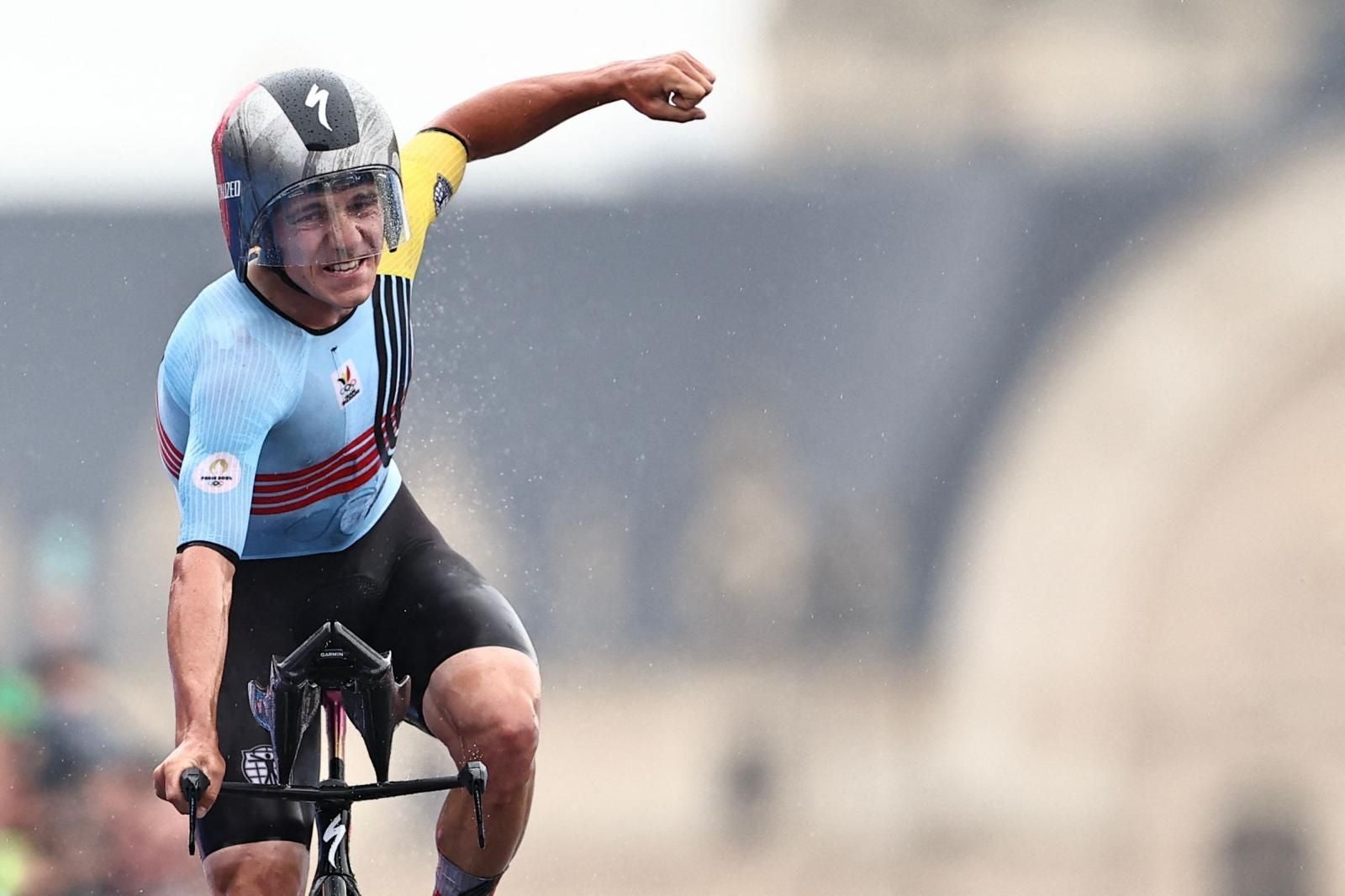 Evenepoel celebra su victoria en la crono