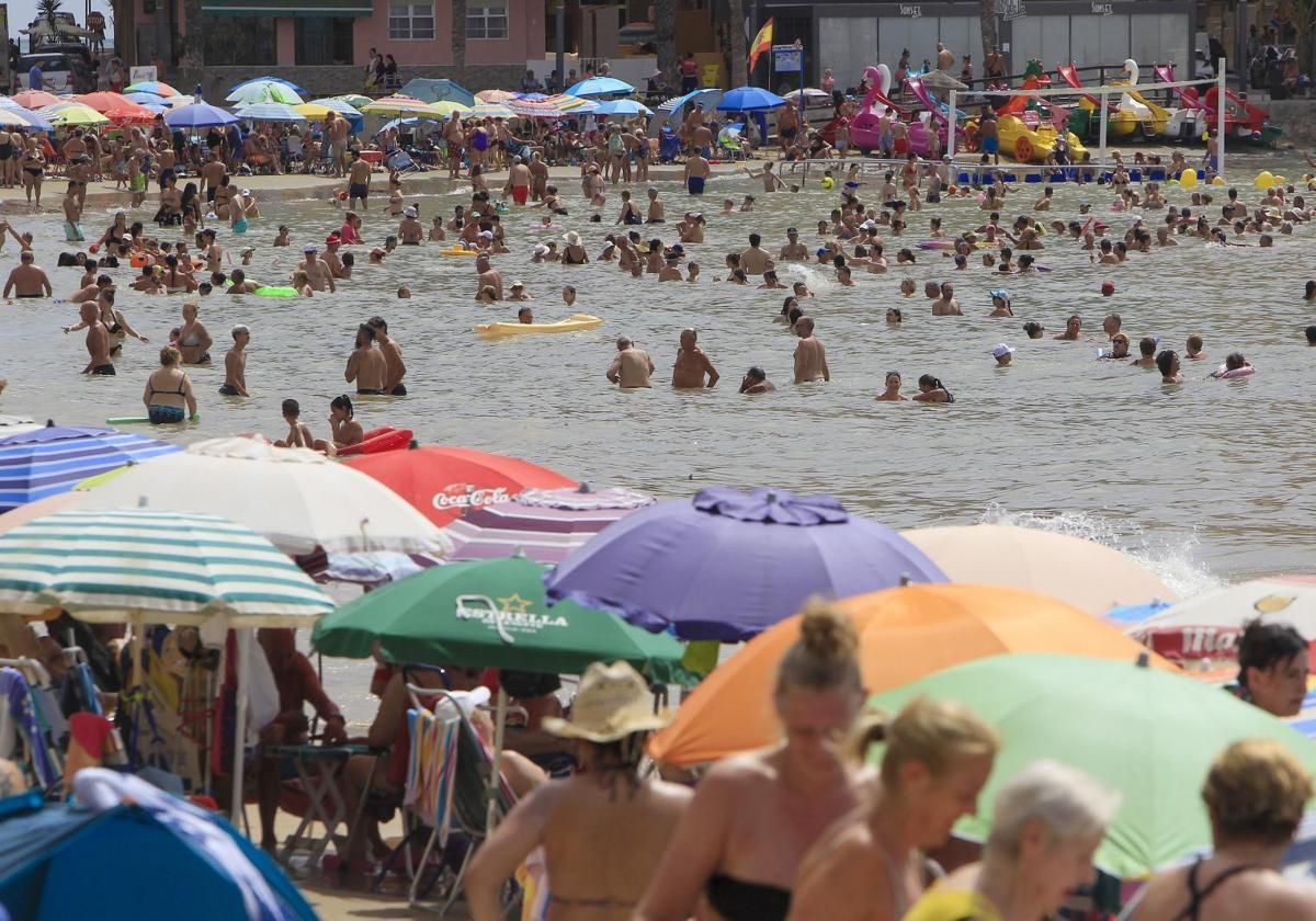 Turistas en un aplaya de Torrevieja.