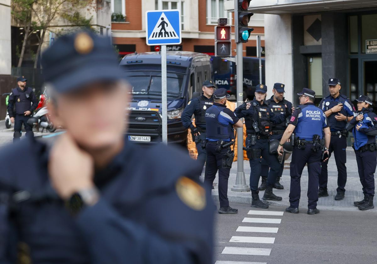 Trece detenidos por agredir a agentes de la Policía Nacional