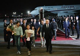 Vladímir Putin camina por la pista del aeropuerto junto a los presos liberados, entre ellos, el vasco Pablo González.