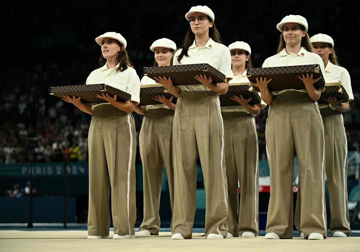 Voluntarios de los Juegos Olímpicos venden sus uniformes y accesorios a precio de oro en internet