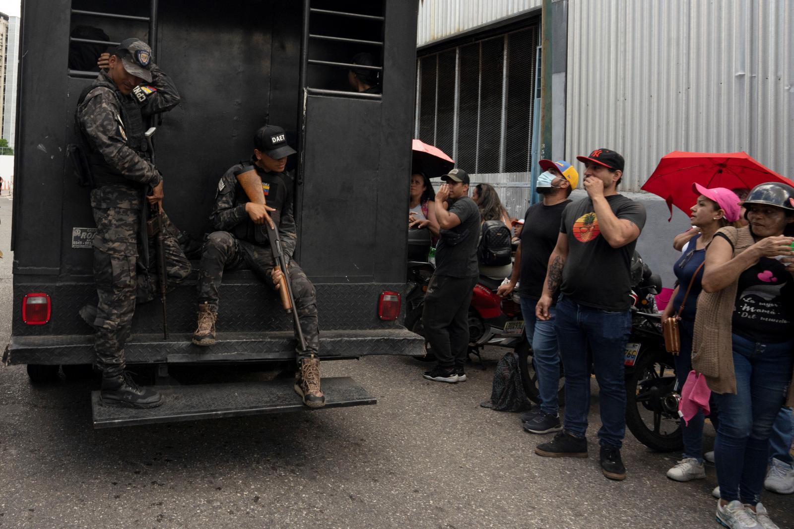 La Policía Nacional vigila las calles por las que discurre la marcha opositora.