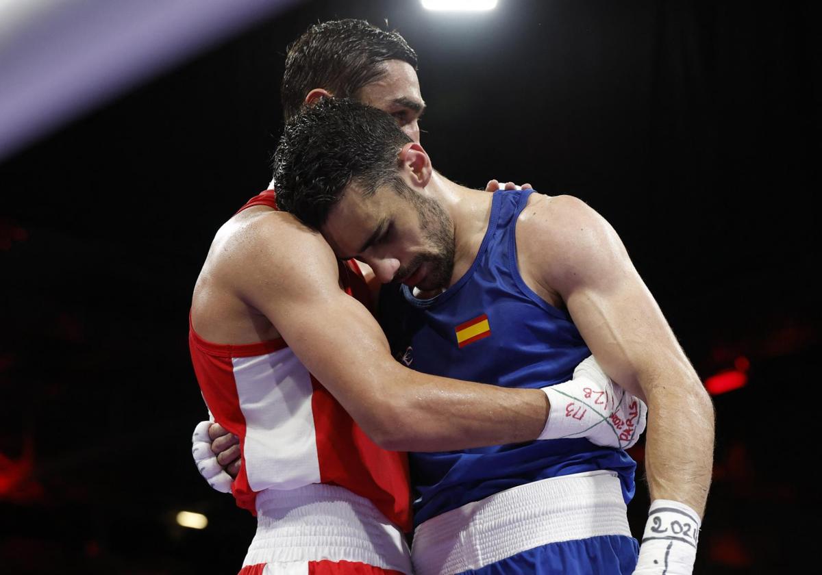 Quiles se abraza con el campeón uzbeko Khalokov