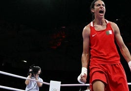 Imane Khelif celebrando su pase a las semifinales tras ganar su combate contra la húngara Hamori.