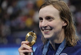 Katie Ledecky posa con el oro logrado en los 800 estilo libre.