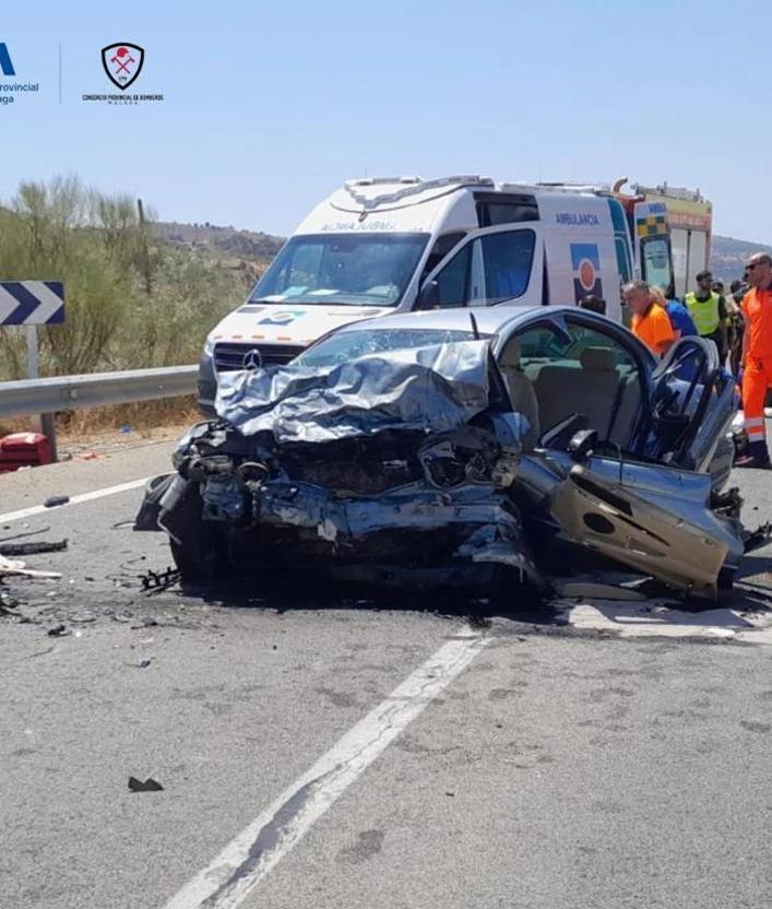 Imagen secundaria 2 - Un matrimonio de 47 años y su hija y una joven de 18 años fallecen en un brutal accidente de tráfico en Málaga