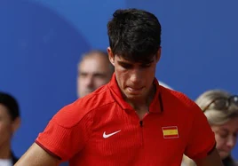 Carlos Alcaraz, triste y cabizbajo, tras perder la final por el oro ante Novak Djokovic.