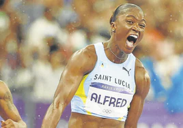 La nueva reina de la velocidad celebra eufórica su victoria en la final de los 100 metros.