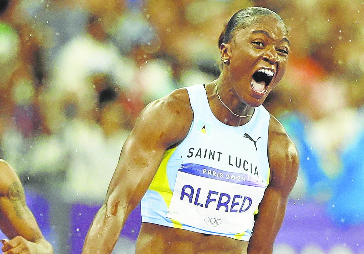 La nueva reina de la velocidad celebra eufórica su victoria en la final de los 100 metros.