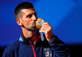 Novak Djokovic besando su medalla de oro.