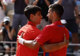 Carlos Alcaraz felicita a Novak Djokovic tras la final olímpica.