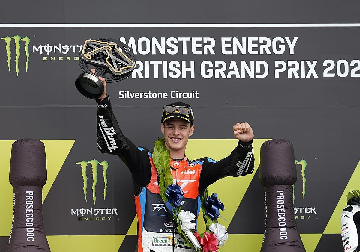 Iván Ortolá, en lo más alto del podio en Silverstone.